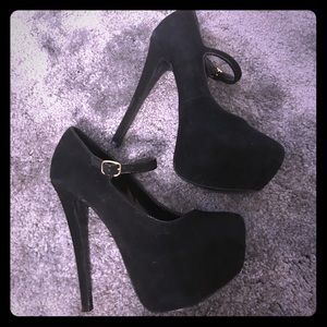 Steve Madden Viktoree Black Platform Pump w buckle